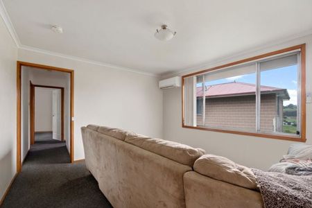 Neat and Comfortable Two Bedroom Home - Photo 4