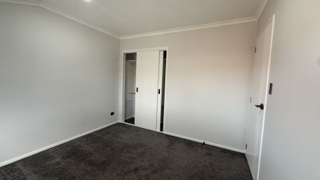 Four Beds Townhouse with 2 parking - Photo 4