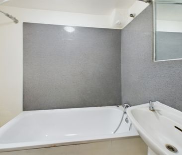 Room in a Shared House, High Street Colliers Wood, SW19 - Photo 6