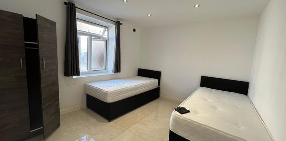Two bedroom Flat close to Ilford station - £1900 pcm - Photo 2