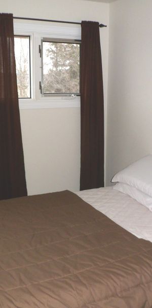 3 BR – Newly rennovated Townhouse by Arthur St. - Photo 1