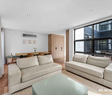 Stylish townhouse 2.5kms from the Parliamentary Triangle - Photo 1