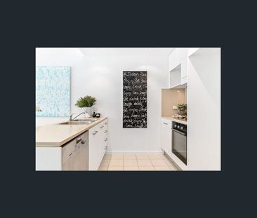 Chic Garden Apartment Moments from Beach, Dining & Transport - Photo 2