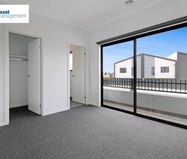 Three Bedroom Townhouse in Quiet Court! - Photo 4