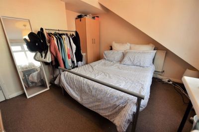3 bedroom House in Burley Lodge Terrace, Leeds - Photo 1