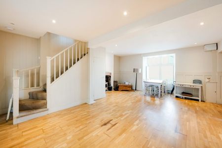 3 Bed Flat - Photo 4