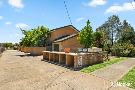 Split Level 2 Bedroom Townhouse in Central Queanbeyan - Photo 4