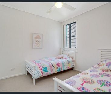 Vibrant 2 bedroom townhouse! - Photo 3