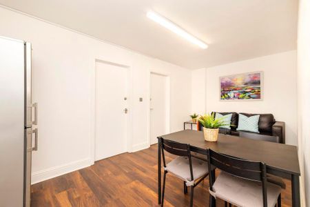 3 bedroom flat to rent - Photo 3