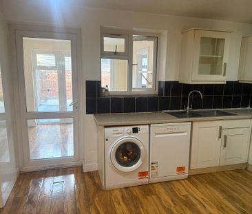 4 bedroom terraced house to rent - Photo 2