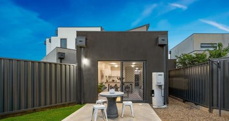 Family Home in Roxburgh Park - Photo 3