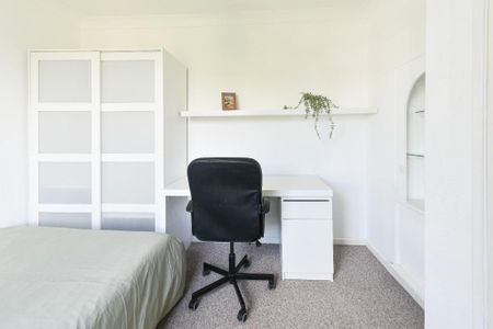 5 bedroom semi-detached house to rent - Photo 2