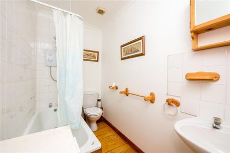 4 bedroom flat to rent - Photo 2