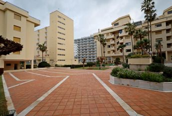 Encantador Piso Reformado en La Carihuela en urbanización con Piscina y Tenis en primera l – tor507ts1