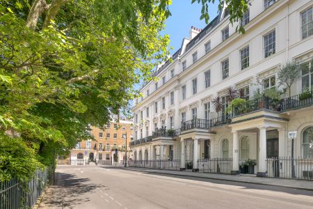 Picturesque, extensively refurbished mews house in the heart of Belgravia - Photo 4