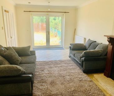Room in a Shared House, Charlton Crescent, IG11 - Photo 1