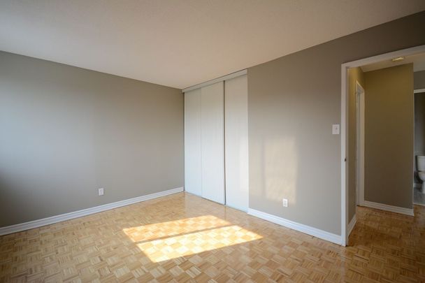 Minutes to Bayshore Shopping Centre; Easy Access to the Queensway - Photo 1