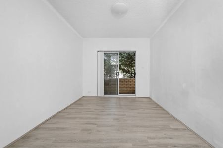 Well-Presented Two-Bedroom Apartment with Double Lock-Up Garage - Photo 4