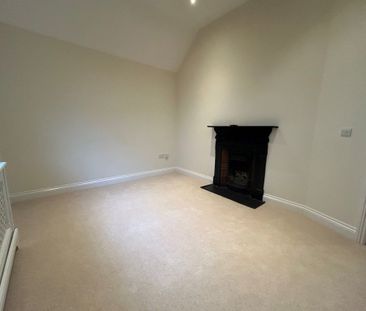 2 Bedroom Flat / Apartment - Bank Street, Bishops Waltham - Photo 1