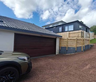 4 Bedrooms Spacious Home in the Heart of Unsworth Heights! - Photo 2