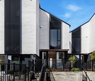Well presented architecturally designed townhouse - Photo 4