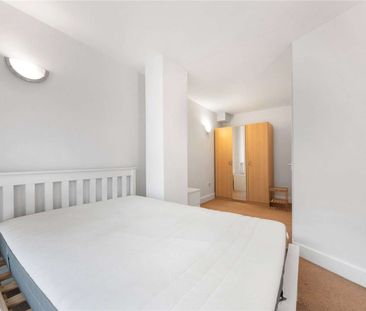 A duplex apartment in Wapping, near to St Katharine Docks, Aldgate and Tower Hill. - Photo 1