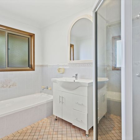 Well Presented Three Bedroom Villa with Lake Views - Photo 4