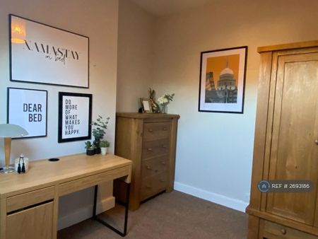 1 bedroom in a house share to rent - Photo 5