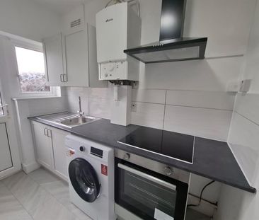 Park Crescent, Hornchurch RM11, London - Photo 2