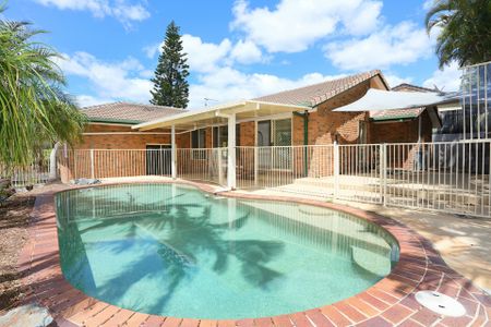 SPACIOUS FAMILY HOME WITH POOL - Photo 2