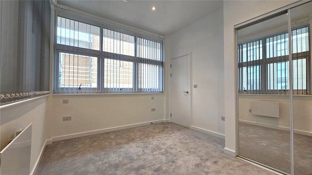 London Road, Staines-upon-Thames, Surrey, TW18 4BP - Photo 1