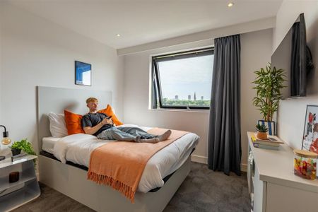1 bedroom in a flat share to rent - Photo 2