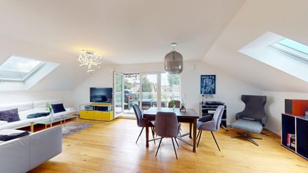 Exklusive Dachgeschosswohnung mit Einbauküche, West-Terrasse und Stellplatz in schöner Lage! - Photo 2