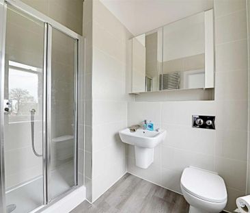 3 bedroom flat to rent - Photo 6