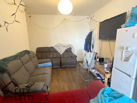 8 Bedroom Semi-Detached House - Photo 2