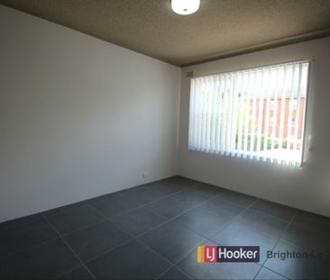 PERFECTLY LOCATED ONE BEDROOM - DIRECTLY OPPOSITE BEACH AND PARK. - Photo 4