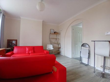 4 bedroom semi-detached house to rent - Photo 3