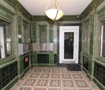 Three-Bed, One-Bath (5.5) - 2030 Rue Du Fort, Montréal - Photo 2