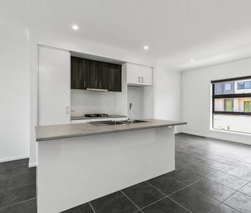 8 Kobe Street, Deanside VIC 3336 - Photo 2
