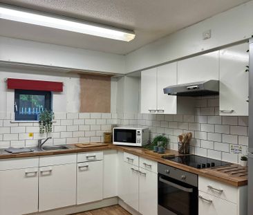 3 Bed Flat - Photo 6