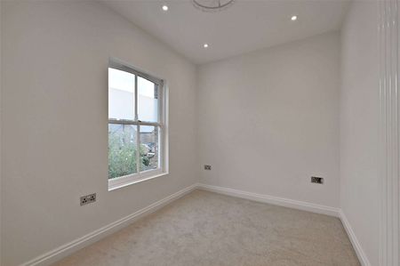 A newly refurbished and extended four bedroom home in the heart of Windsor Town. - Photo 2