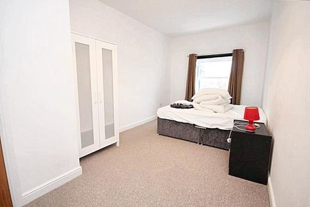 2 Bedroom Flat / Apartment to let - Photo 5