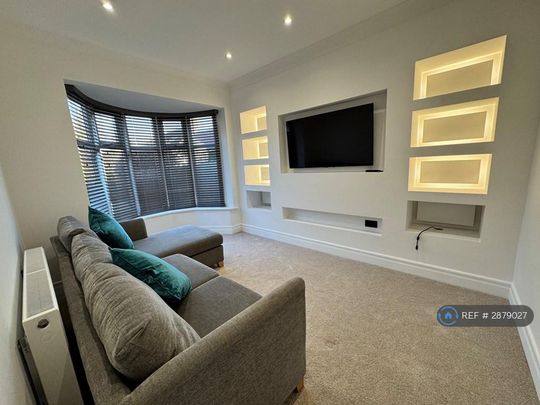 3 bedroom semi-detached house to rent - Photo 1