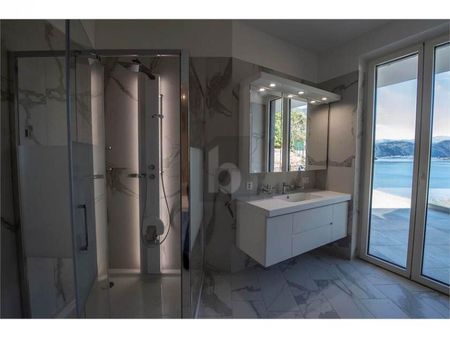 MODERNO E SPAZIOSO CON AMPIO GIARDINO - Foto 5