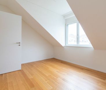 Moderne Dachwohnung an ruhiger und sonniger Lage - Photo 2