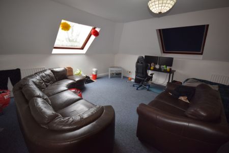 3 Bedroom Flat To Rent in Town Centre - £1,768 pcm Tenancy Info - Photo 4