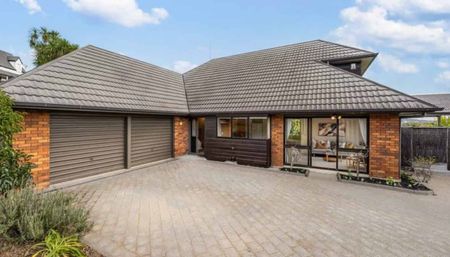 Spacious 4BR Home with Garden! - Photo 2