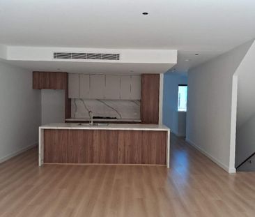 super large Brand New Townhouse with 3 bedrooms with 3 baths - Photo 2