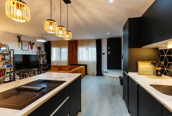 Bright and Cozy 2-Bedroom Apartment with Modern Renovation