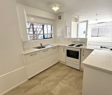 Convenient West Harbour Locationi - Photo 3